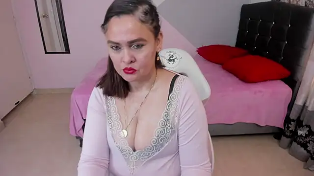 Snapshot of Hi__kitty_ chatting on 02-12-26, 03:18 Hi kitty online show from 02-12-26, 03:18