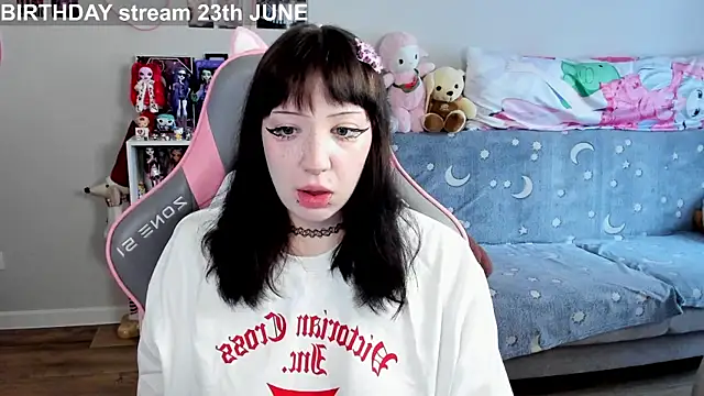 Snapshot of MollysLand chatting on 06-16-26, 09:01 MollysLand online show from 06-16-26, 09:01