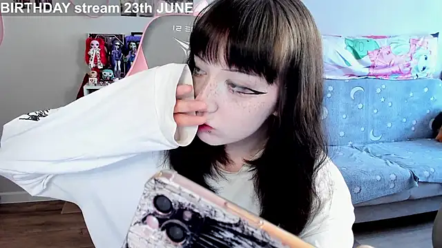 Snapshot of MollysLand chatting on 06-17-26, 09:01 MollysLand online show from 06-17-26, 09:01