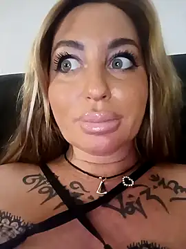 MiaMooly online show from 11-26-25, 04:08