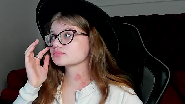 ChloeHalses online show from 04-19-26, 05:01