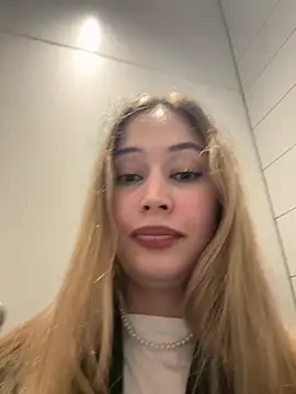Snapshot of blonde_exe chatting on 05-15-26, 03:30 blonde exe online show from 05-15-26, 03:30