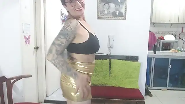 Snapshot of Charlotte_gray_ chatting on 05-10-26, 01:44 Charlotte gray online show from 05-10-26, 01:44
