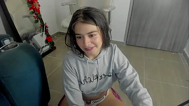 Snapshot of Brunnettee_1 chatting on 06-14-26, 05:20 Brunnettee 1 online show from 06-14-26, 05:20