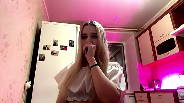 MiaBerlateen online show from 03-10-26, 07:41