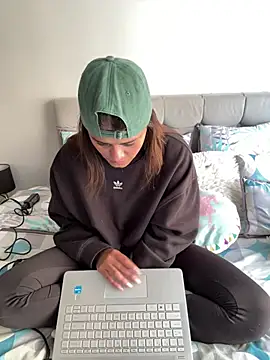 RachelWeisz  online show from 04-18-26, 07:07