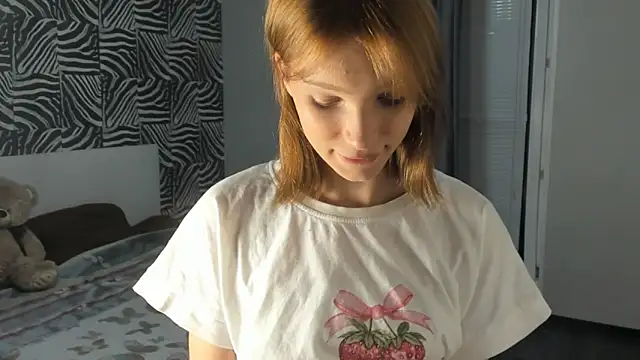 Snapshot of Kiracute18 chatting on 07-31-26, 05:45 Kiracute18 online show from 07-31-26, 05:45