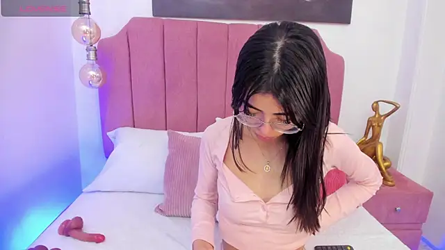 Mia Naive online show from 06-12-26, 12:04