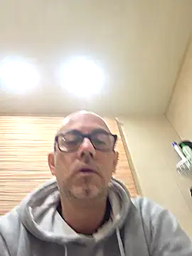 Snapshot of pareja47 chatting on 02-21-26, 06:42 pareja47 online show from 02-21-26, 06:42