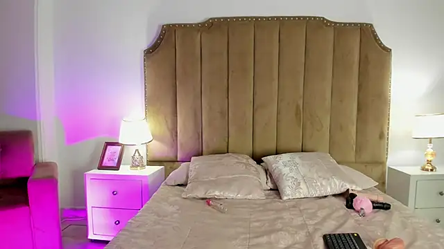 Alessiia Moon online show from 04-18-26, 08:42