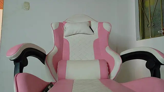 Snapshot of Fit_valkiria chatting on 05-19-26, 06:47 Fit valkiria online show from 05-19-26, 06:47
