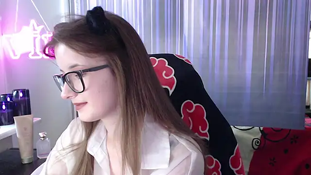 Snapshot of LunaXcherry chatting on 06-25-26, 04:44 LunaXcherry online show from 06-25-26, 04:44