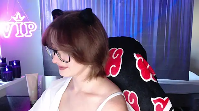 Snapshot of LunaXcherry chatting on 07-31-26, 05:01 LunaXcherry online show from 07-31-26, 05:01