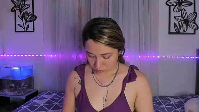 Snapshot of LeiahBlonde_ chatting on 03-03-26, 05:35 LeiahBlonde online show from 03-03-26, 05:35