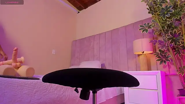 Ashley Beaomunt online show from 04-15-26, 11:17