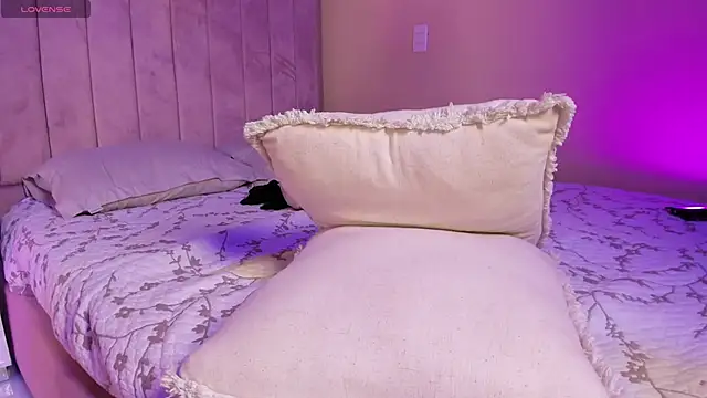 Ashley Beaomunt online show from 04-20-26, 02:53