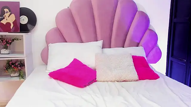 afroditaevans  online show from 04-07-26, 07:03