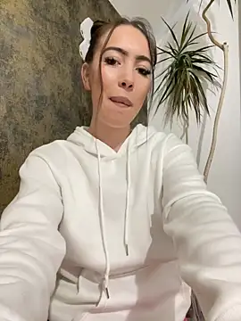 I amSis online show from 04-18-26, 03:38