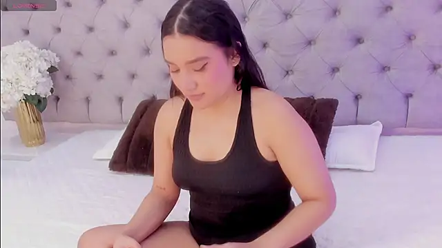 Snapshot of LiiaBloom chatting on 05-17-26, 04:32 LiiaBloom online show from 05-17-26, 04:32