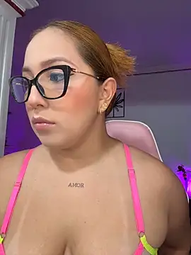 Kiarhatrixie1 online show from 04-18-26, 05:39