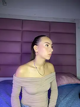 Snapshot of Sophiie_18 chatting on 02-19-26, 12:12 Sophiie 18 online show from 02-19-26, 12:12