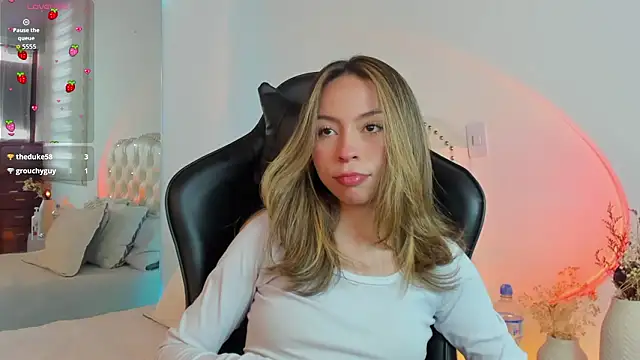 Snapshot of LuuluBerry chatting on 02-22-26, 05:55 LuuluBerry online show from 02-22-26, 05:55