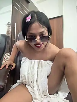 Snapshot of sizzler_hotz chatting on 05-19-26, 04:13 sizzler hotz online show from 05-19-26, 04:13