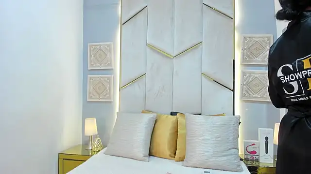 KarinaaCoxx online show from 04-25-26, 12:30