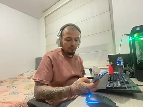 Snapshot of Maximo_Garcia17 chatting on 03-08-26, 02:04 Maximo Garcia17 online show from 03-08-26, 02:04