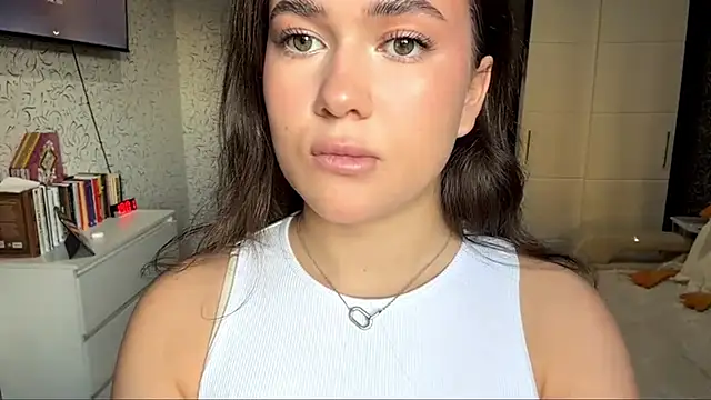 JoycelynUrion online show from 04-12-26, 11:04