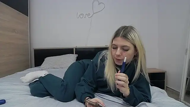 KaylaBloom online show from 05-05-26, 11:02