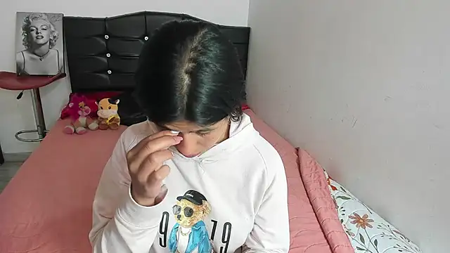 LatinaQueen23 online show from 04-16-26, 02:29