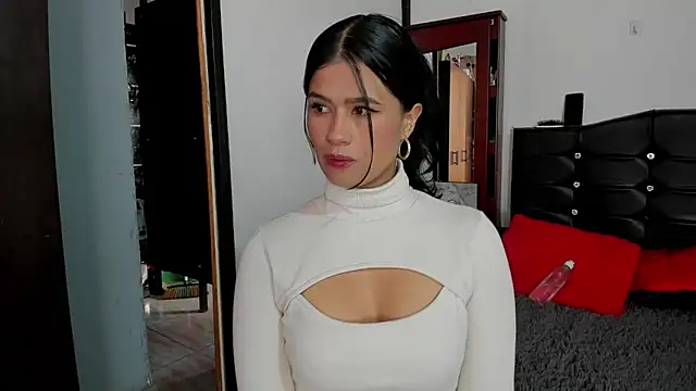 LatinaQueen23 online show from 06-11-26, 03:43