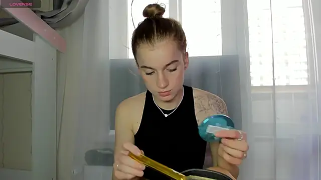 Stacey Brow online show from 04-21-26, 01:42