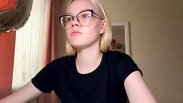 Snapshot of MiaCashe chatting on 04-10-26, 01:05 MiaCashe online show from 04-10-26, 01:05