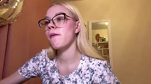 Snapshot of MiaCashe chatting on 04-11-26, 03:27 MiaCashe online show from 04-11-26, 03:27