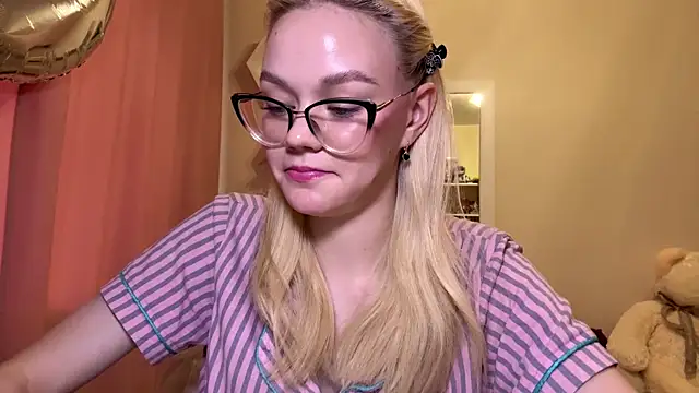 Snapshot of MiaCashe chatting on 04-18-26, 12:09 MiaCashe online show from 04-18-26, 12:09