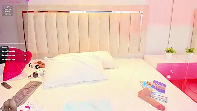 AlaiaMoretti  online show from 04-08-26, 11:48