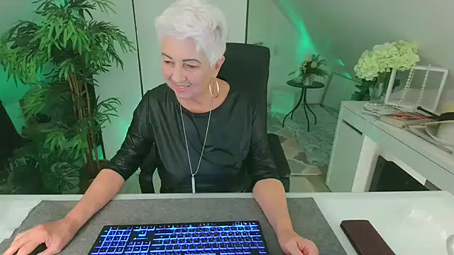 Snapshot of LovelyHelena chatting on 10-24-25, 02:02 LovelyHelena online show from 10-24-25, 02:02