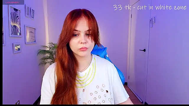 Snapshot of Elle_Funning chatting on 06-07-26, 04:00 Elle Funning online show from 06-07-26, 04:00