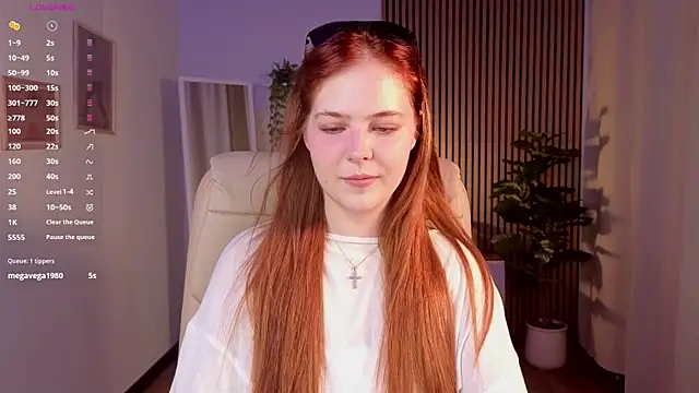 Snapshot of Elle_Funning chatting on 06-20-26, 11:24 Elle Funning online show from 06-20-26, 11:24