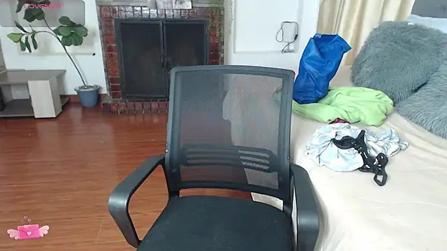 Emma hassani online show from 04-25-26, 07:22