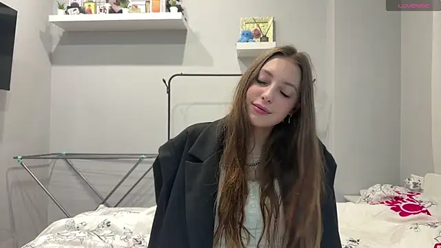 Snapshot of selena_favn chatting on 06-09-26, 02:23 selena favn online show from 06-09-26, 02:23