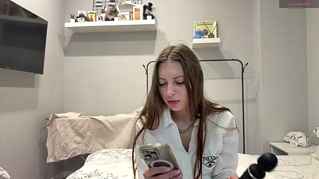 Snapshot of selena_favn chatting on 06-10-26, 02:34 selena favn online show from 06-10-26, 02:34