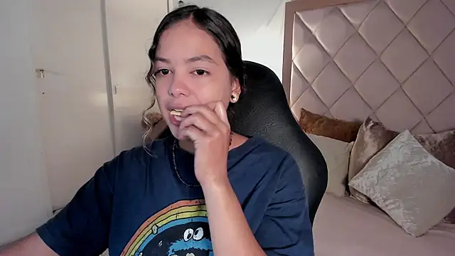 dulce lyraa1 online show from 04-15-26, 03:57