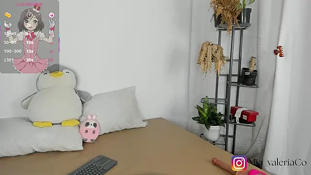 Snapshot of Mia-Valeria- chatting on 06-11-26, 06:44 Mia-Valeria- online show from 06-11-26, 06:44