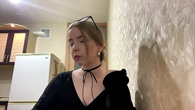 Snapshot of HillaryZelek chatting on 02-28-26, 04:08 HillaryZelek online show from 02-28-26, 04:08