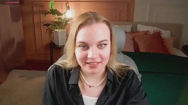 Snapshot of Glow_Margo chatting on 04-18-26, 01:09 Glow Margo online show from 04-18-26, 01:09