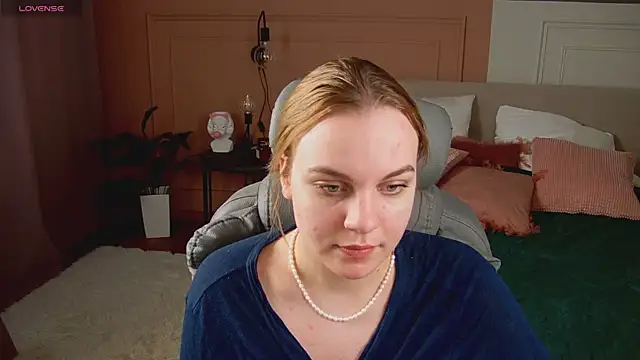 Snapshot of Glow_Margo chatting on 04-24-26, 01:19 Glow Margo online show from 04-24-26, 01:19