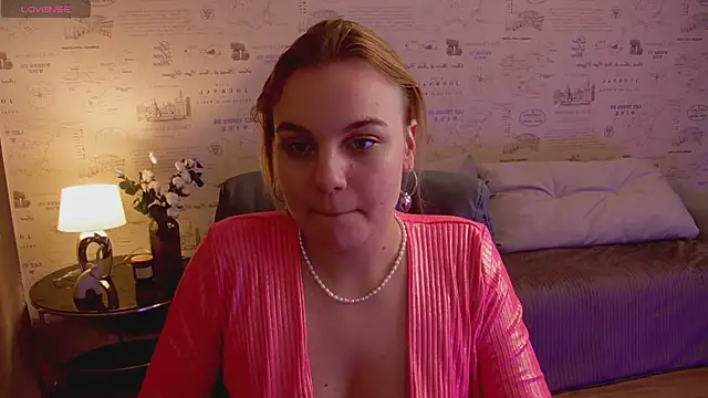 Snapshot of Glow_Margo chatting on 05-07-26, 01:11 Glow Margo online show from 05-07-26, 01:11